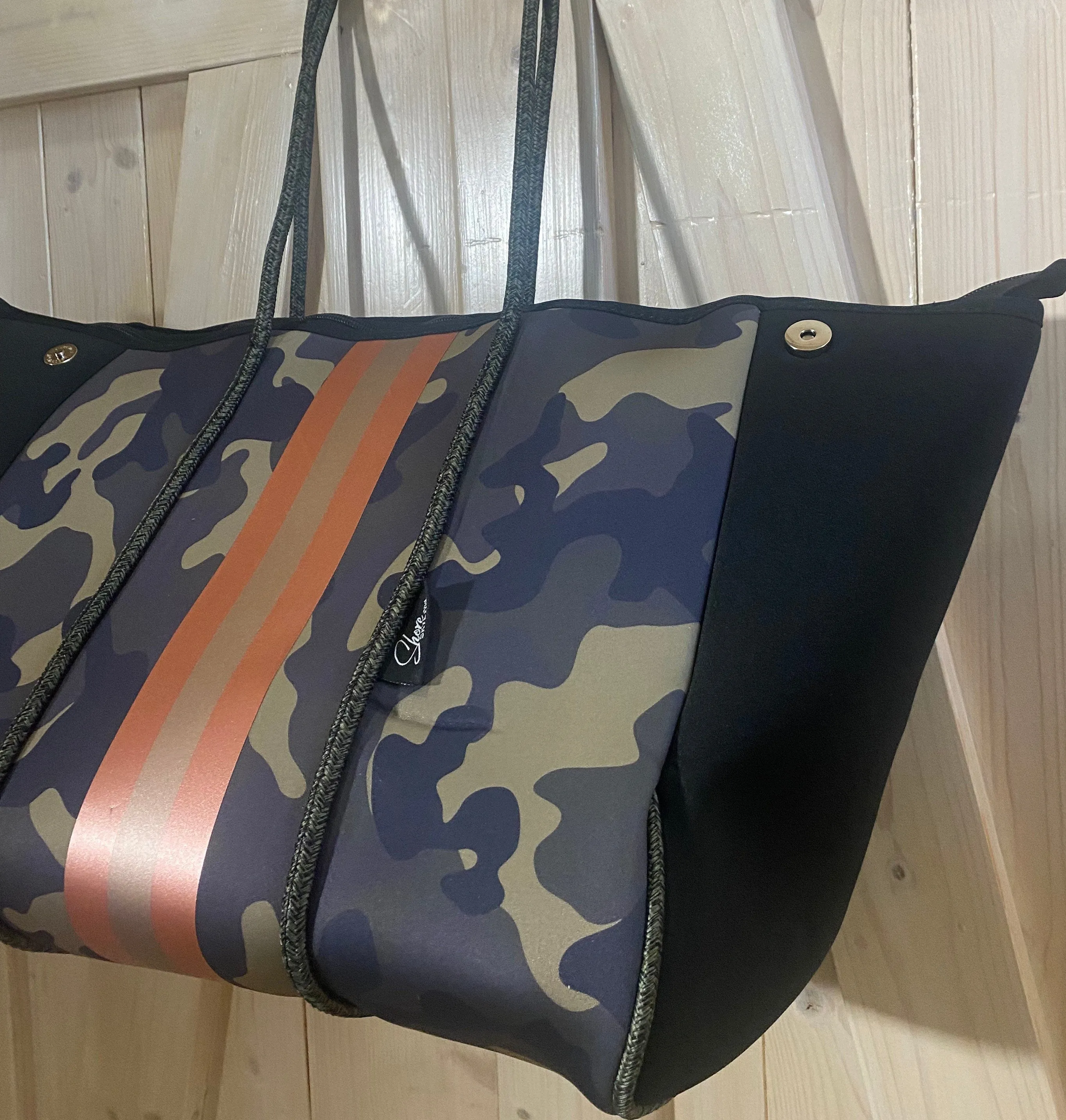 nwt Camo Luxe Rose 2.0 Neoprene Tote Bag   luminous metallic ROSE GOLD stripes w added top zip closure 2024 purse waterproof light beach