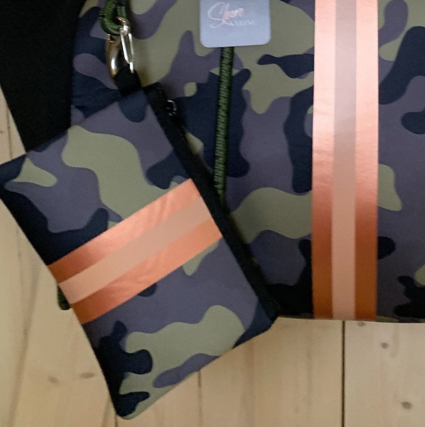 nwt Camo Luxe Rose 2.0 Neoprene Tote Bag   luminous metallic ROSE GOLD stripes w added top zip closure 2024 purse waterproof light beach